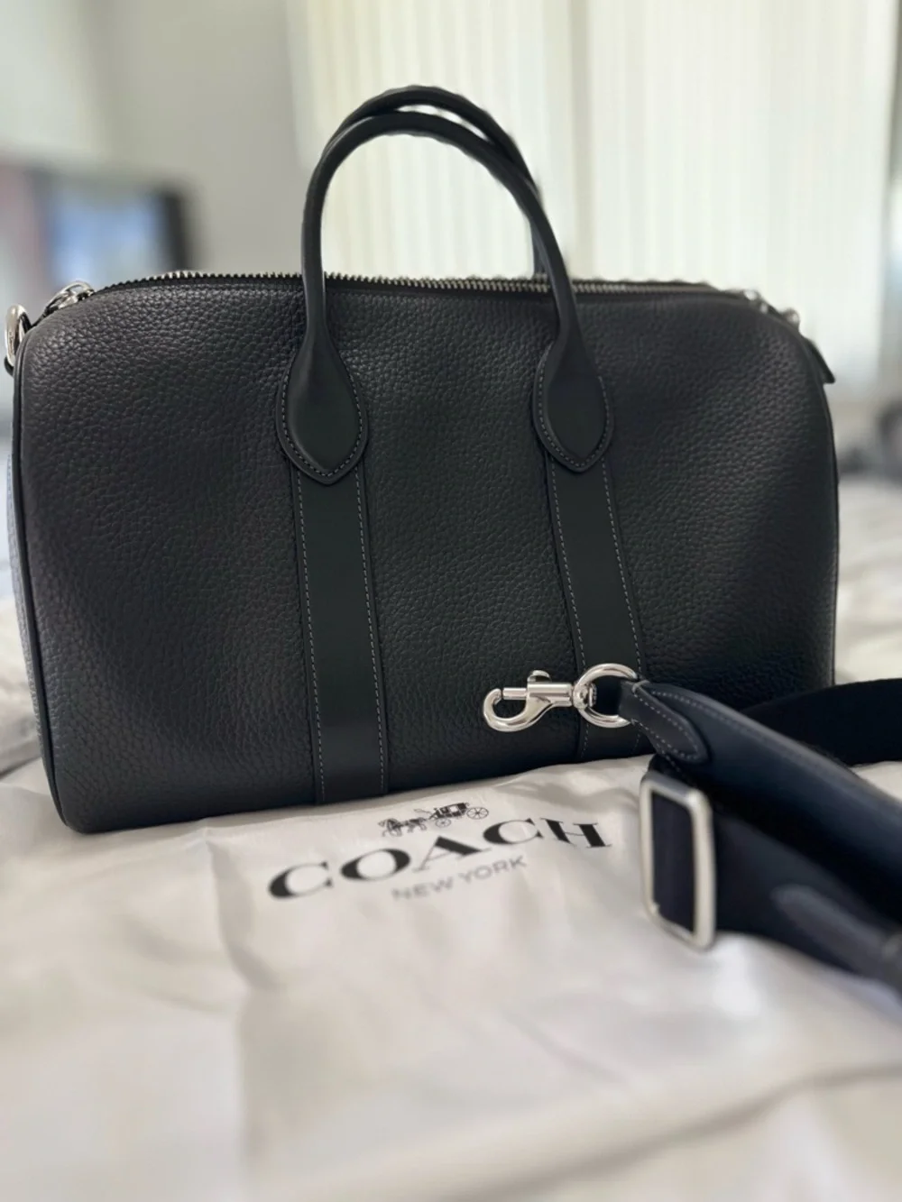 Coach Compass 35 in Black Leather-Like New - Picture 3 of 9